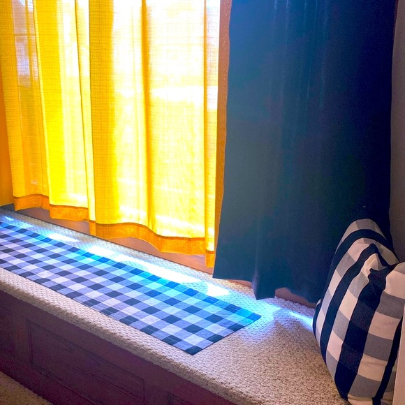 BLK/WHITE 🛍️CHECK BUNDLE OF 2 PILLOWS TABLE RUNNER— EUC; was just used as decor - Picture 4 of 9